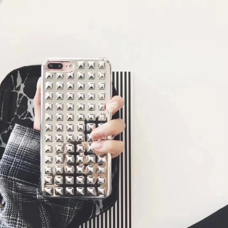 Coque silicone Studded style cloué iPhone 7 Plus / 8 Plus noir, argent, rouge, or et violet 3D